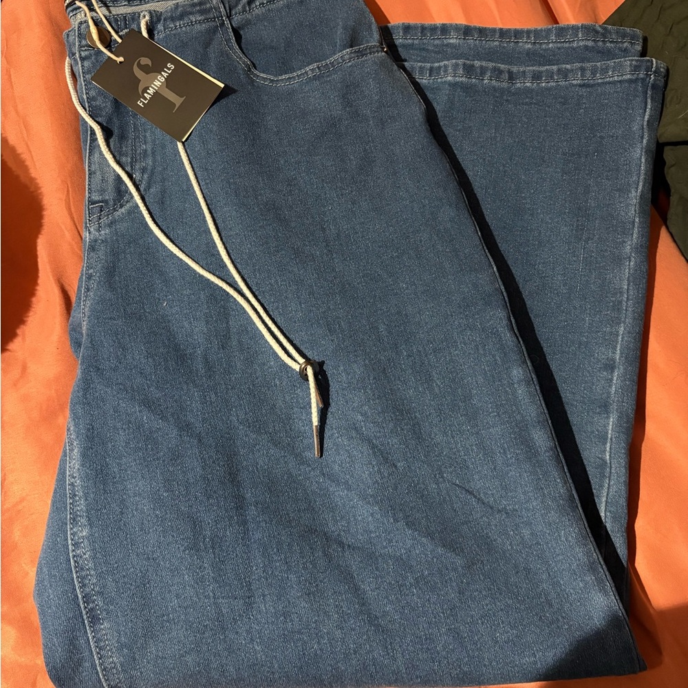 Flamingals brand- medium wash with drawstring NWT wide leg super cute fit